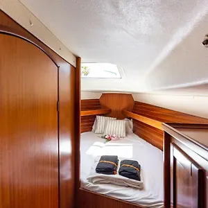 Sail Boat To Sleep Hotel en barco